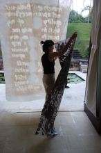 Chian-Yun podczas montażu wystawy.