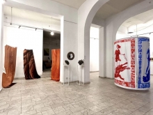 Instalacja M. Kaczmarskiej, prace ceramiczne A. Chmury-Wieczorek oraz tkaniny M. Aleksandrowicz; źródło: A. Tymińska