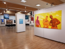 Po prawej obraz M. Kaczmarskiej, Dziarskie ciała.